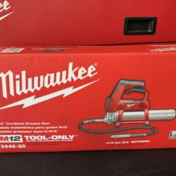 MILWAUKEE M12 12V Lithium-Ion Cordless Grease Gun (Tool-Only)