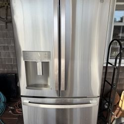 GE Fridge - Bottom Freezer - Water & Ice 