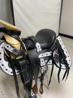 Montura charra de cuero con cantinas desmontables