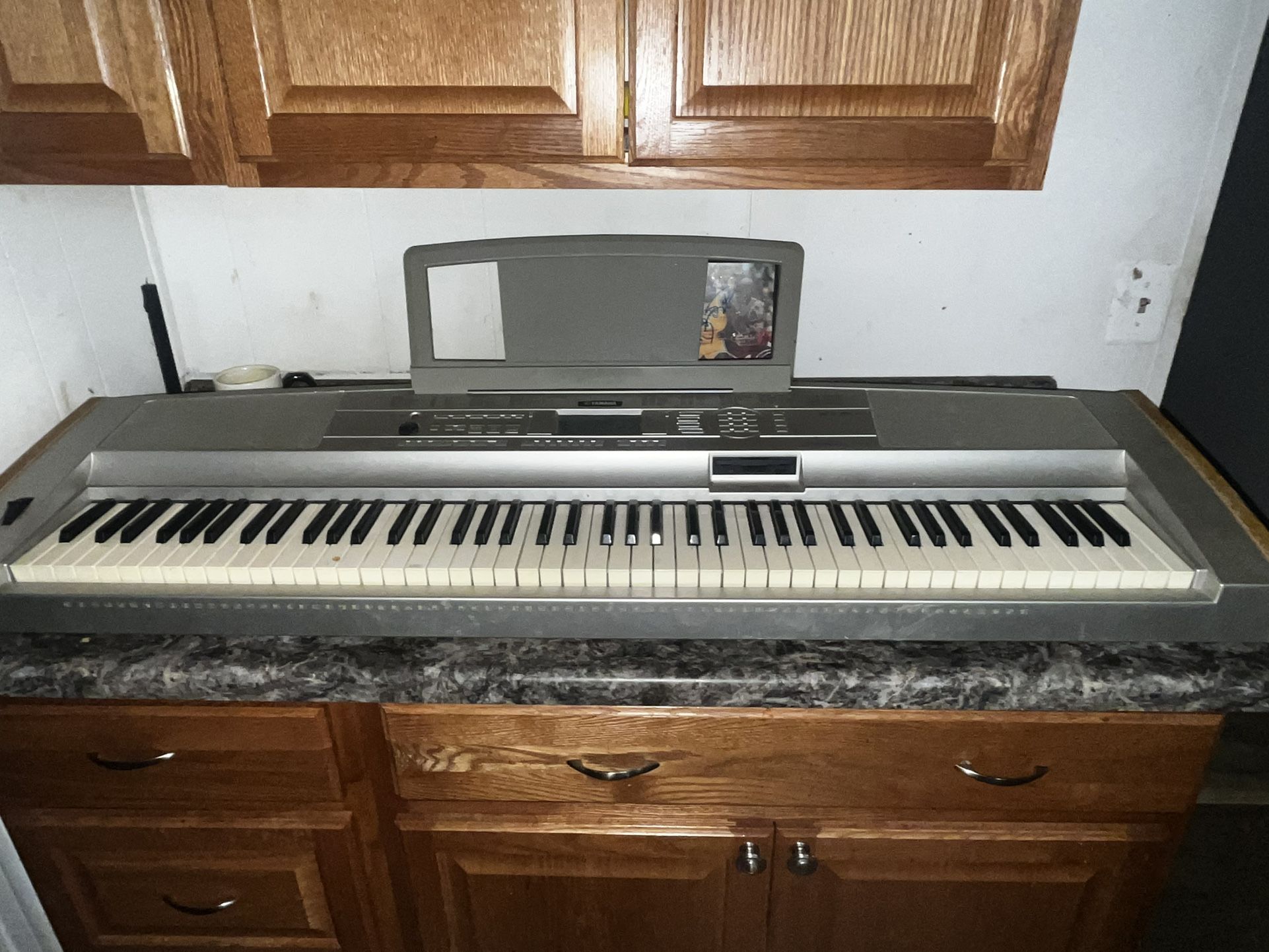 Yamaha DGX-500 Digital Keyboard
