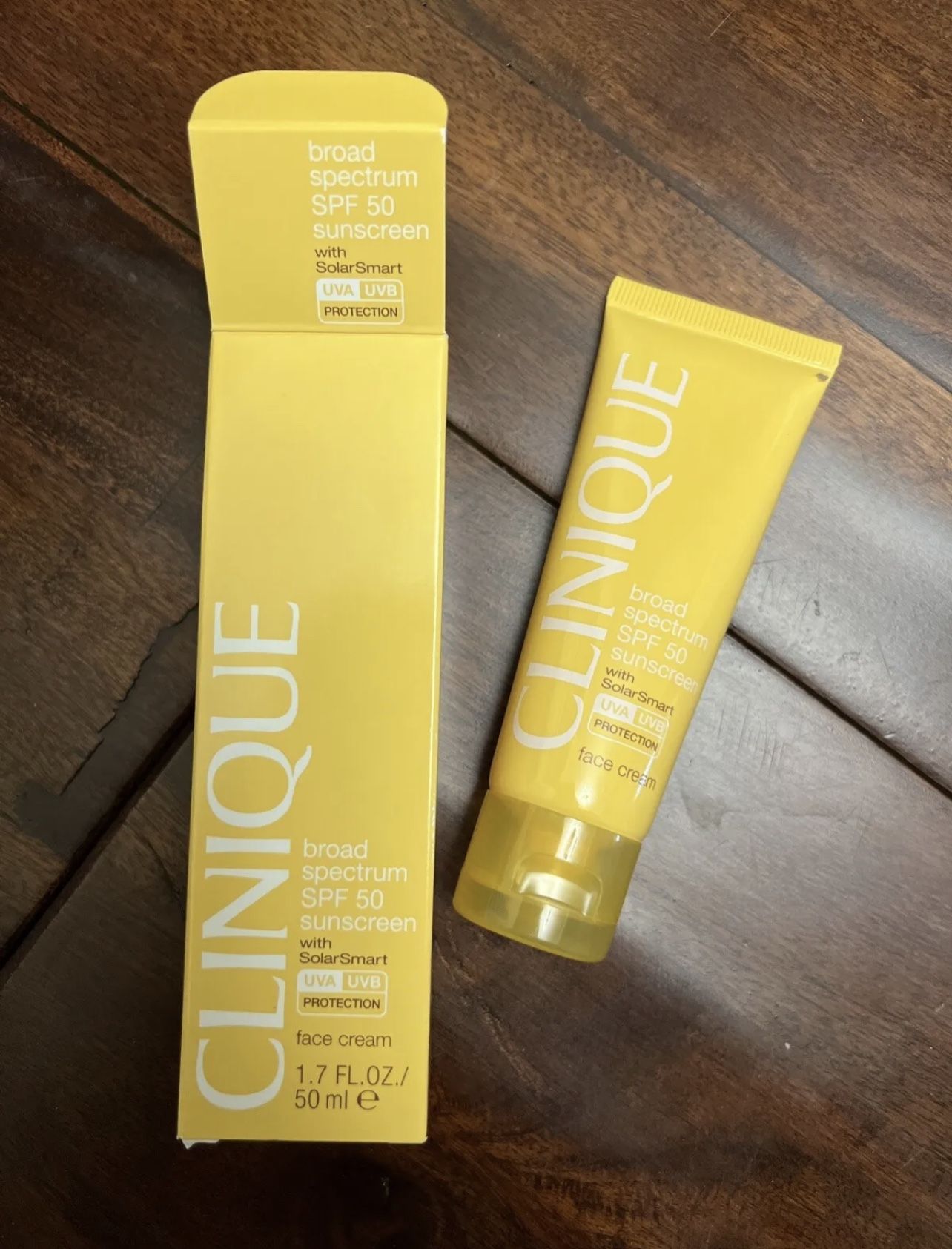 Clinique Broad Spectrum SPF 50 Sunscreen w/Solar Smart Oil Free Face Cream 1.7oz