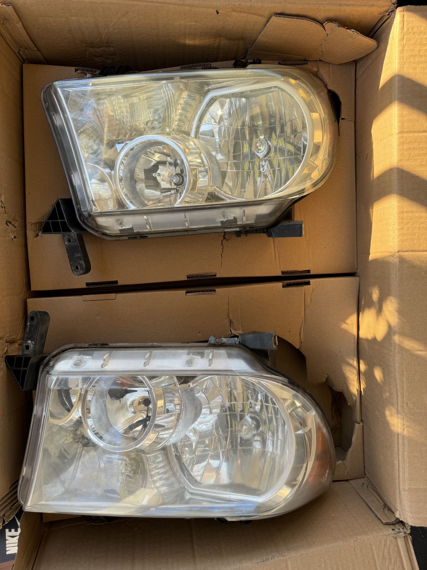 Toyota Tundra Headlights (2007-2017) 