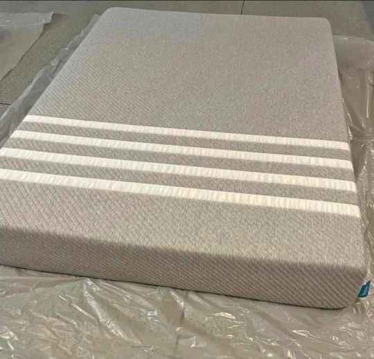 Leesa Original Hybrid Queen Mattress, in Excellent Condition!