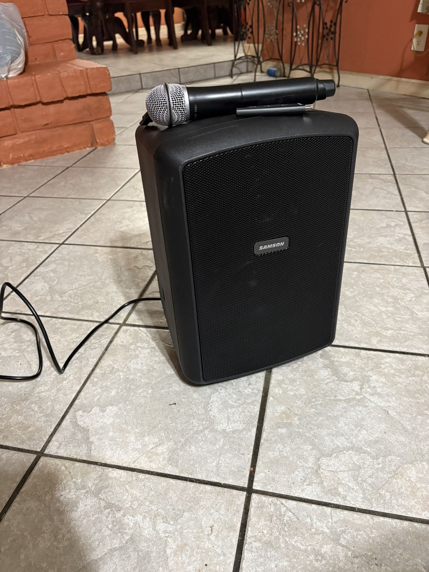 Samson Expedition Explor Rechargeable PA System with Wireless Microphone