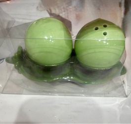 TWO PEAS IN A POD Ceramic Salt & Pepper Shakers Tray New In In Box Vintage