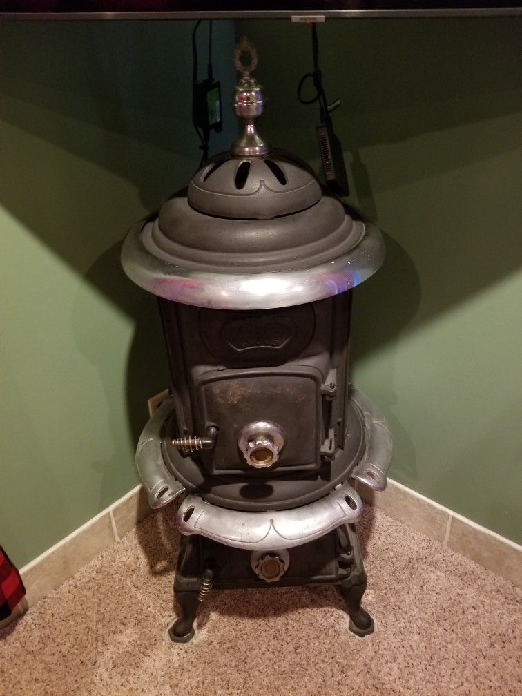 ANTIQUE POT BELLY PARLOR STOVE MODEL 794 for Sale in Sevierville, TN