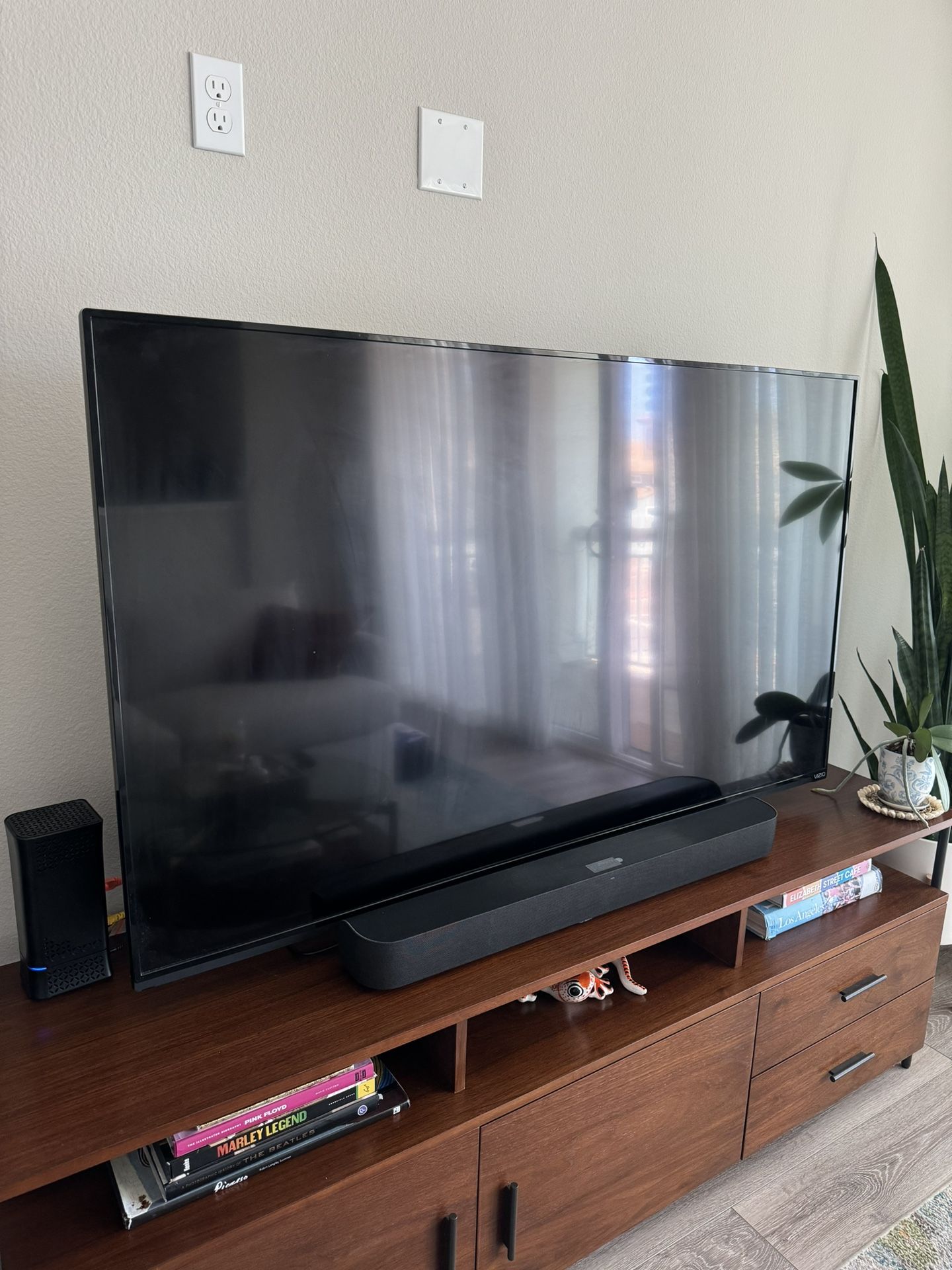 60 inch TV - Vizio E600i-B3