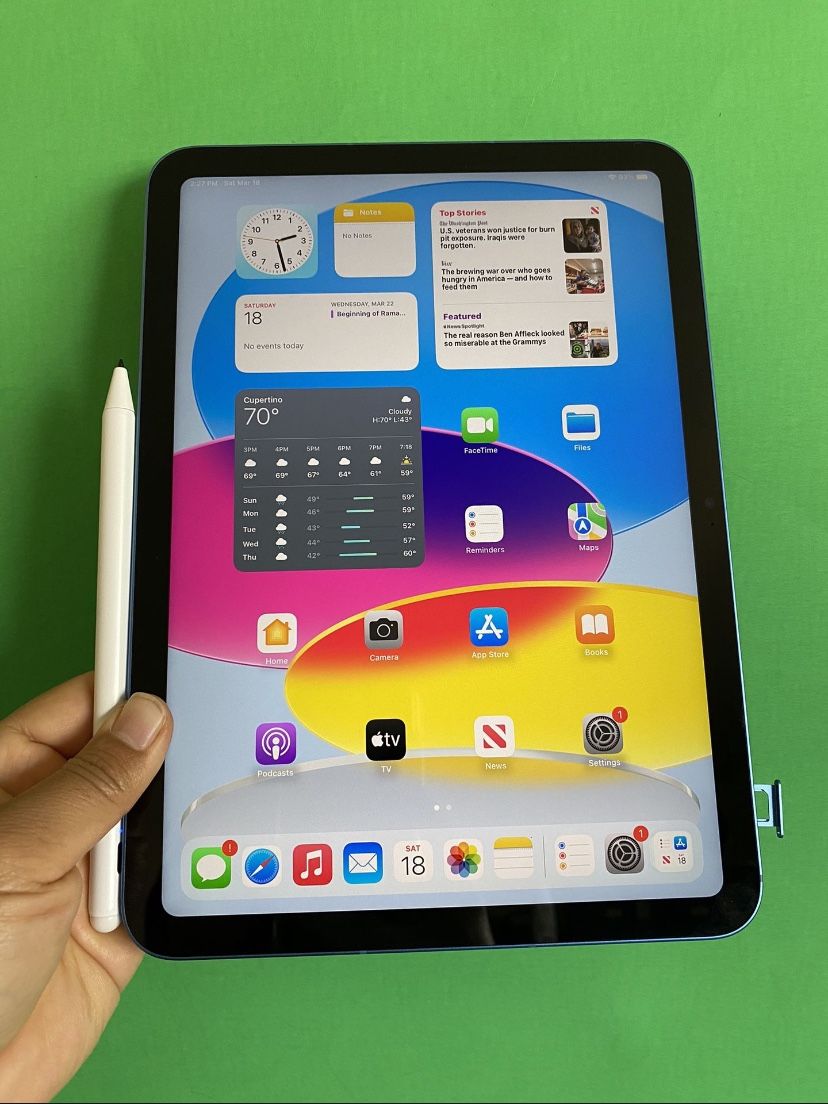 Apple IPad 10th Generation (10.9” Liquid' Retina / Latest 2022) 64GB Wifi + Cellular (5G Unlocked) with pen keyboard case & Accessories