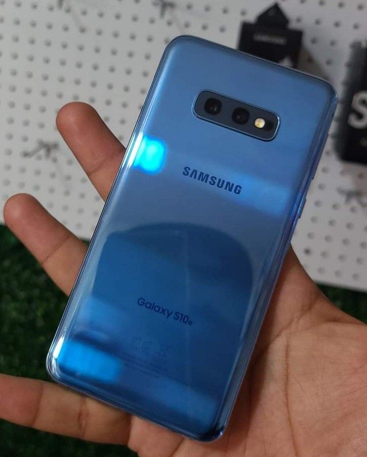 Samsung Galaxy S10e , 128GB , Factory Unlocked, Excellent Condition Like New