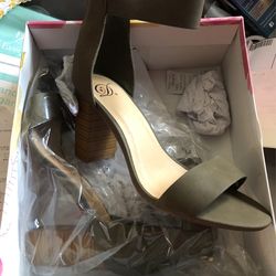 Olive green Low Wood Heel sandal Size 9