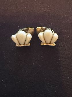Vintage 1985 Avon Marked Sea Swirls White Shell Clip On Earrings Gold Tone