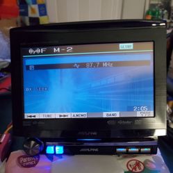 Alpine IVA-D310
DVD / CD receiver with 7" LCD monitor