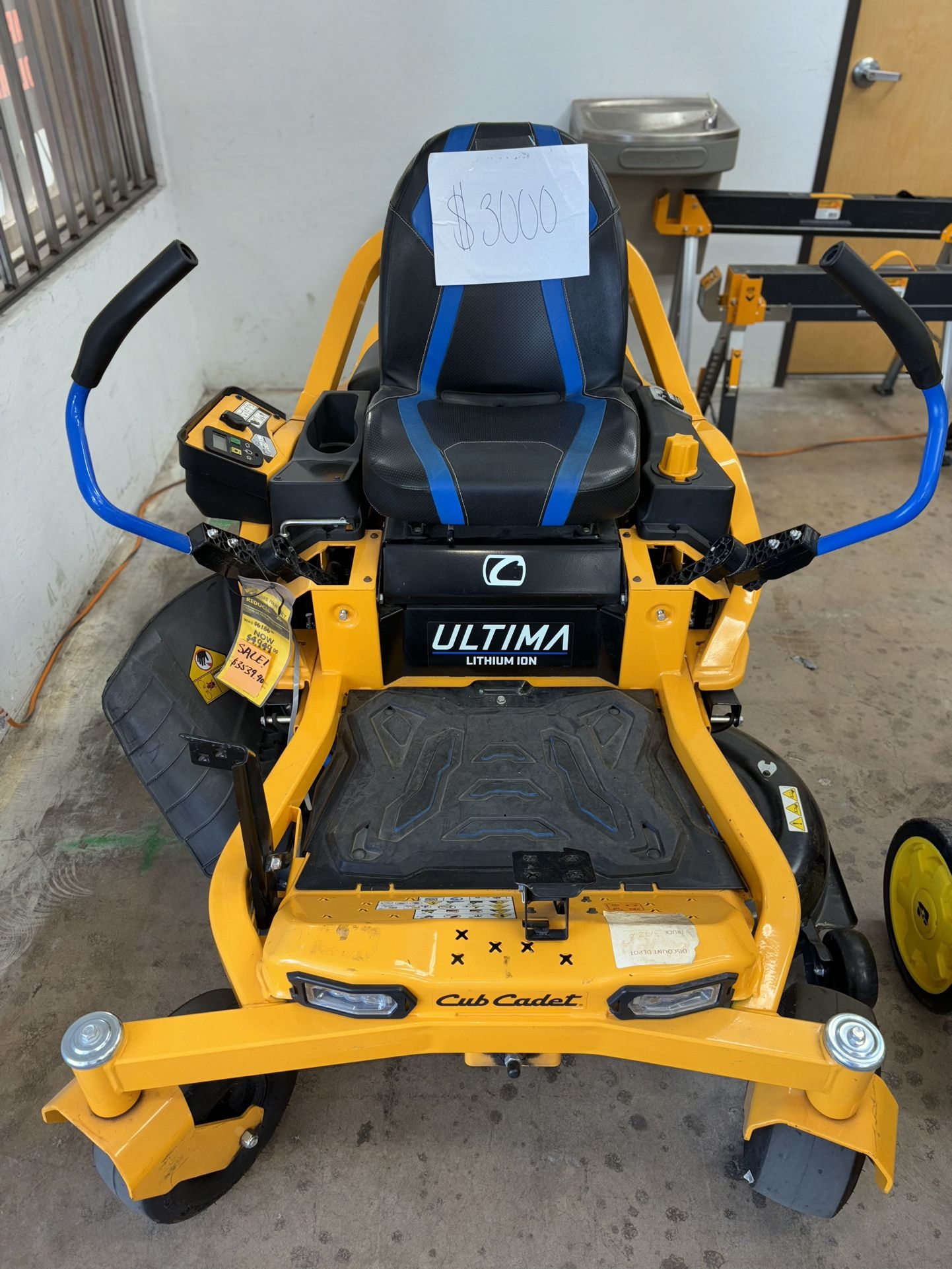 Cub Cadet Última 42in Riding Lawn Mower