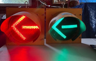 2 left turn arrow traffic lights