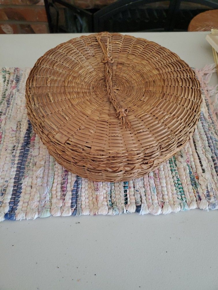 Antique Sewing Basket With Lid