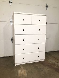 White MALM 6-Drawer Ikea Dresser w/ Black Knobs for Sale in San Jose, CA -  OfferUp