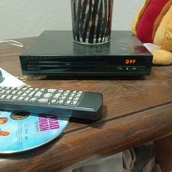 DVD PLAYER WITH REMOTE 