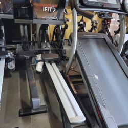 FULLERTON -  2025 Nordictrack RW900 Rowing machine   - 24" ifit screen  - swivel / Tilt - 1000$ 