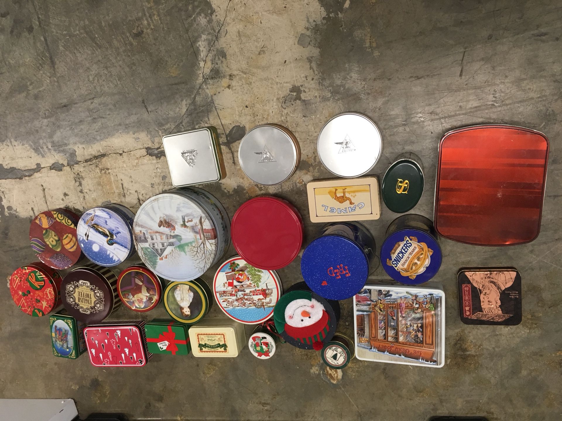 Collection of 25 tins/boxes