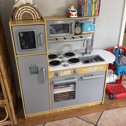 Kidkraft Uptown Kitchen with toy foods