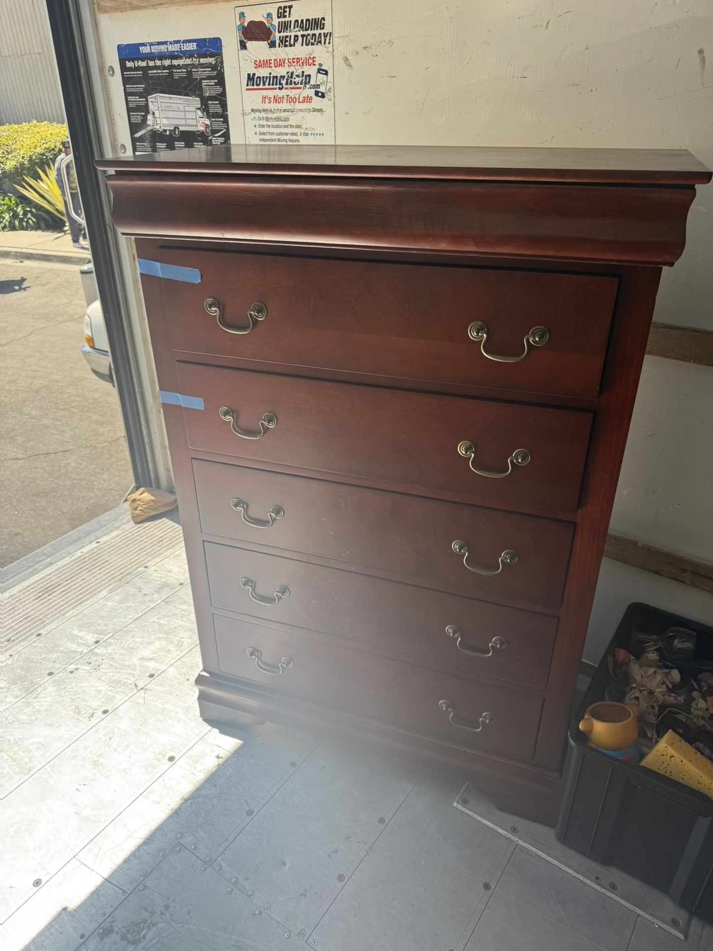 Nice dresser in great condition 51 x 30 x 18 comes with the jewelry drawer at the top