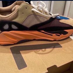 Yeezy Boost 700NEW 10.5 With Box 
