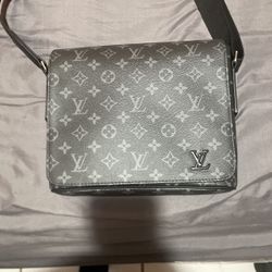 LV MESSENGER BAG(BEST OFFER)