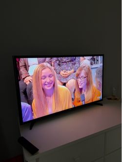 Samsung 40”  coming with wall support
