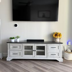 Entertainment center 