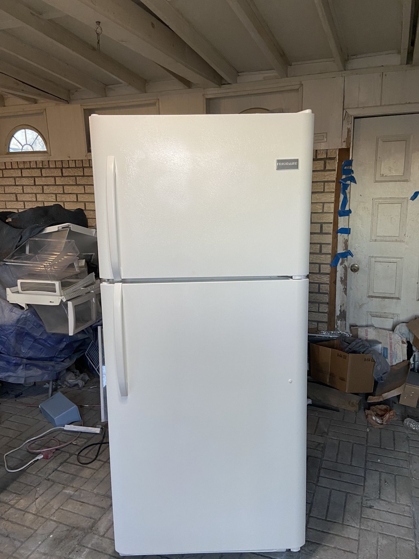 21 CU. FT. WITH ICE MAKER, EXCELLENT RUNNING WHITE FRIDGIDAIRE FRIDGE. RUNS LIKE BRAND NEW ONE . ALL DOOR SEALS ARE GOOD & SEAL PROPERLY. NO ISSUES. H