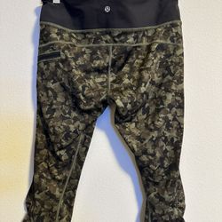 Lululemon Capri Leggings Size 8 Green Camo Crop Pants High Rise Pocket Athletic