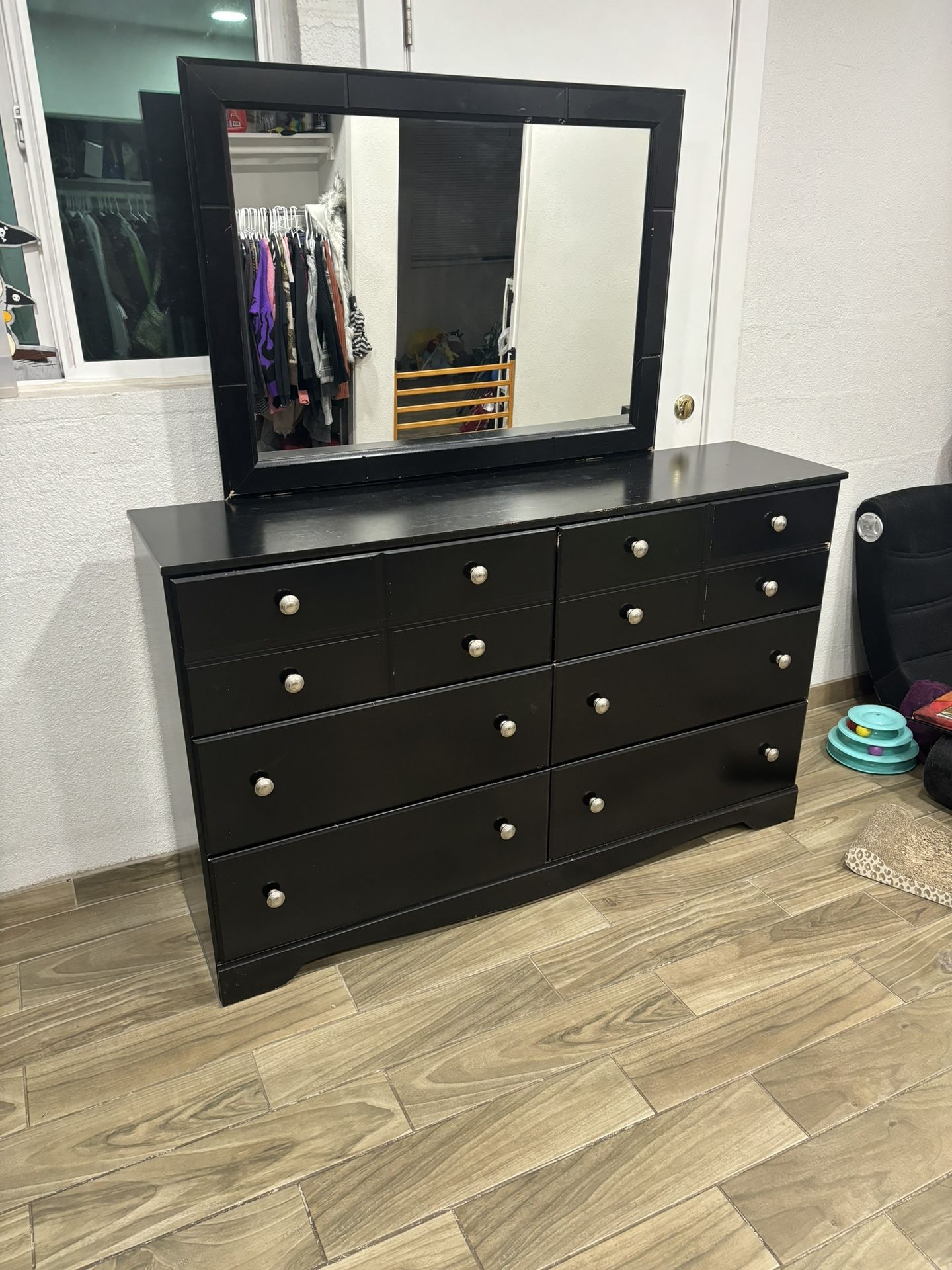 Vanity With Mirror For Clothes (Mueble Para Ropa)