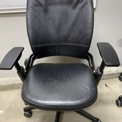 Black Friday! Last one. $525 Firm!AUTHENTIC LEATHER STEELCASE LEAP V2 FULLY LOADED!