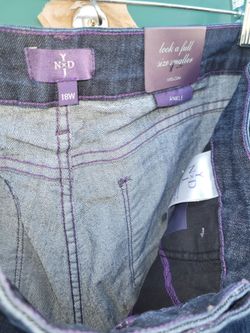 NYDJ Slim Leg Alisha Ankle Pants in Dark Wash styled with a straight-l &KKw