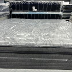 KING SIZE SEALY POSTUREPEDIC (PLUSH) PILLOW TOP MATTRESS & BOX SPRINGS BED SET