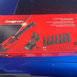 Snap on 14.4v 3/8 drive long neck ratchet kit Ctr767k2msd