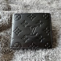 🖤 Louis Vuitton Men’s Wallet – Embossed Monogram Leather – NEVER USED