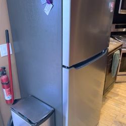 18cuft Amana Fridge - Stainless