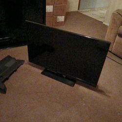 Insignia Television 32 Inch LED 720p HD W/ Built In DVD Player