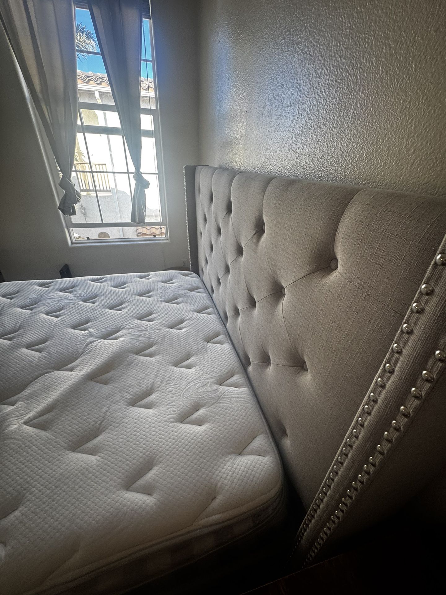 Queen Size Bed, Headboard, Boxframe & Metal Frame