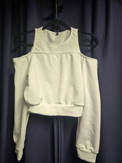 Shoulderless shirt, white nike flip flops