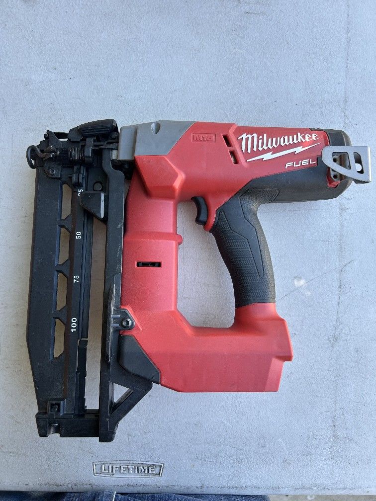 M18 FUEL 18-Volt Lithium-Ion Brushless Cordless 16-Gauge Straight Finish Nailer
