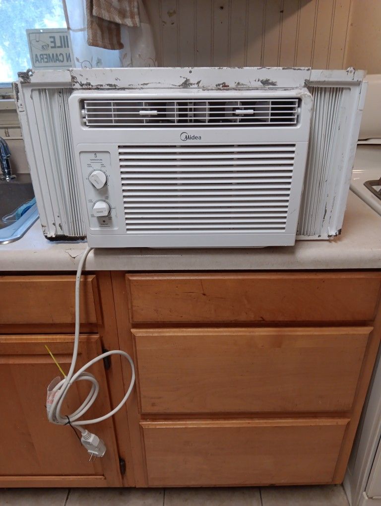 MIDEA ( 5,000 ) BTU WINDOW AIR CONDITIONER IN VERY GOOD CONDITION