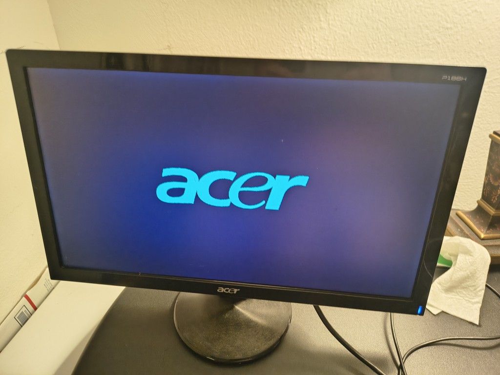 18.5" Acer Widescreen LCD Monitor (Black)