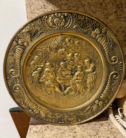 PLATO ANTIGUO DE BRASS A RELIEVE