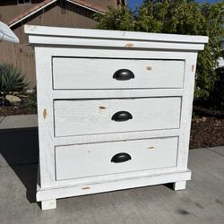 White Solid Distressed Wood Dresser Chest of Drawers Nightstand Furniture Excellent Condition 
