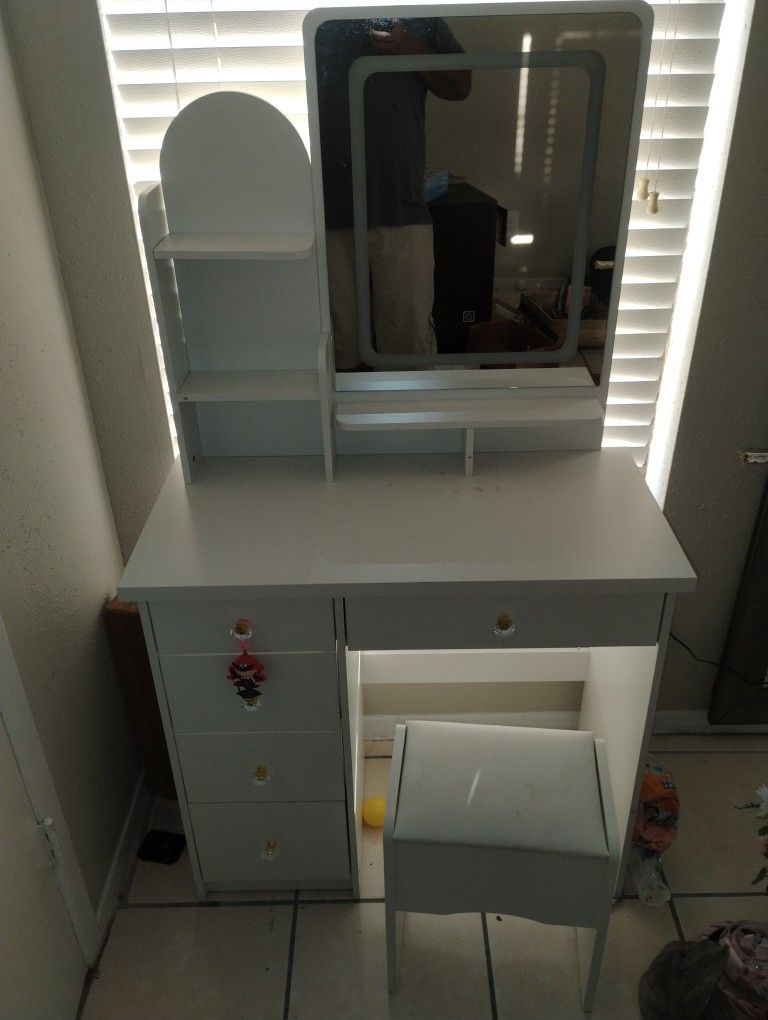 Vanity Mirror Lights Up 