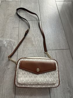 Michael Kors Women's Jet Set Signature Medium Pocket Leather Crossbody Vanilla