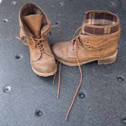 Woman’s Boots Size 7.5