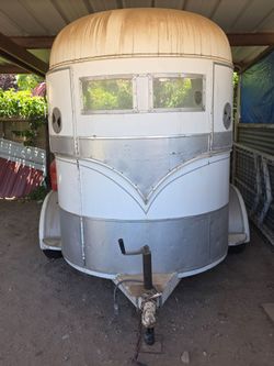 Dual horse trailer great condition.